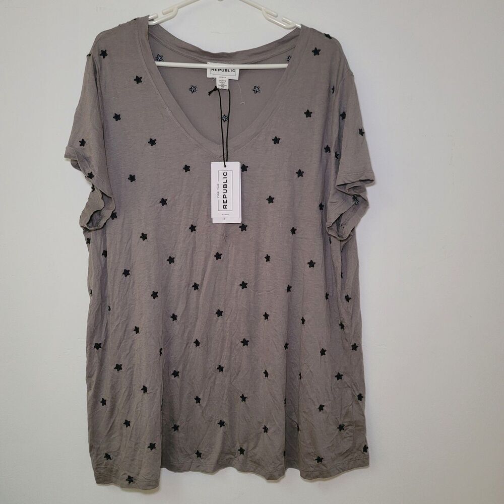 🆕 For The Republic Gray Short Sleeve T-Shirt w/ Blue Embroidered Stars, Size 2X